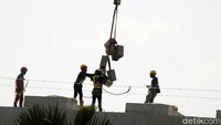 Sejumlah pekerta tampak sibuk dengan pekerjaannya masing-masing.