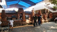 Warga sekitar berdatangan untuk berdoa di makam Sunan Kudus yang tidak ada kain selubung tersebut.