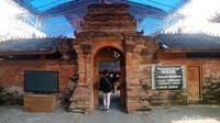 Setelah luwur makam Sunan Kudus dilepas kemudian diganti dengan luwur yang baru. Disebutkan dibutuhkan 1.500 meter kain luwur atau kain kafan yang mengelilingi makam Sunan Kudus.