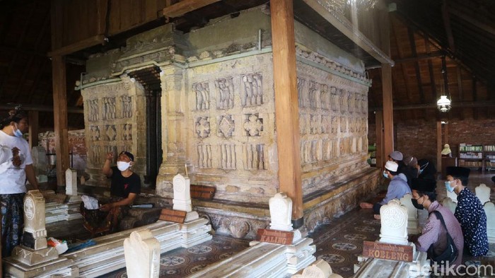Tradisi Lepas Luwur Makam Sunan Kudus Tradisi pelepasan luwur makam Sunan Kudus selalu dilakukan setiap 1 Muharram. Tahun ini pelepasan dilakukan cukup sederhana karena pandemi COVID-19.