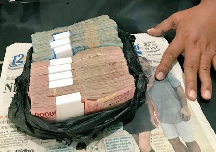 Tumpukan uang yang dikembalikan driver gojek ke pemiliknya