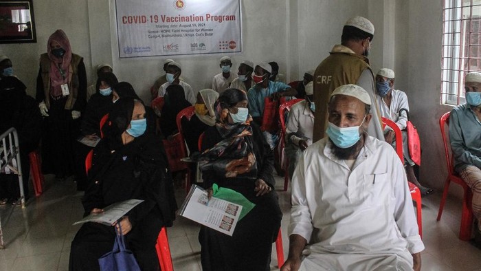 Rohingya refugees wait to receive a dose of the Covid-19 coronavirus vaccine in Kutupalong refugee camp in Ukhia on August 10, 2021. (Photo by Tanbir Miraj / AFP)