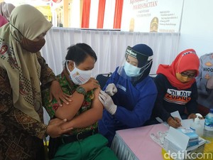 Trik Petugas di Pacitan Tenangkan Penyandang Disabilitas yang Takut Divaksin