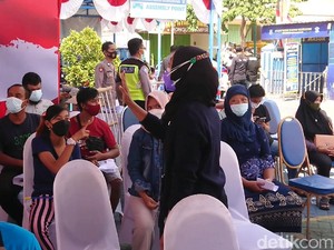 Melihat Aksi Penerjemah Bahasa Isyarat dalam Vaksinasi Penyandang Disabilitas