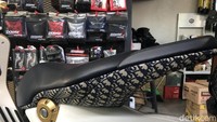 Untuk Vespa 946 Christian Dior ini, tentu yang menjadi nilai spesialnya adalah sentuhan detail dan aksesoris yang digarap oleh Dior. Foto: Muhammad Hafizh Gemilang