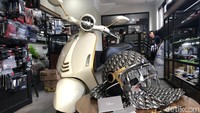 Importir Umum, membandrol Vespa 946 Christian Dior ini dengan harga Rp 950 Juta OTR DKI Jakarta. Harga tersebut sudah termasuk aksesorisnya, yang konon banyak jadi incaran para penyuka brand fashion.  Foto: Muhammad Hafizh Gemilang