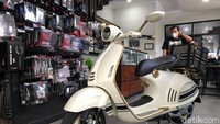 Vespa edisi 946 selalu tampil spesial. Sebelum berkolaborasi dengan brand fashion ternama, Christian Dior, Vespa sudah lebih dulu bekerjasama dengan Emporio Armani. Foto: Muhammad Hafizh Gemilang