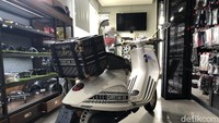 Beberapa pola serta warna khusus hadir di motor ini. Contohnya pada bagian casing sadel yang dihiasi motif Dior Oblique yang dirancang oleh Marc Bohan pada 1967. Selain itu, motif khas Dior ini juga hadir di beberapa bagian dari Vespa 946 ini termasuk ke helm dan saddle bag yang termasuk dalam paket pembeliannya.  Foto: Muhammad Hafizh Gemilang