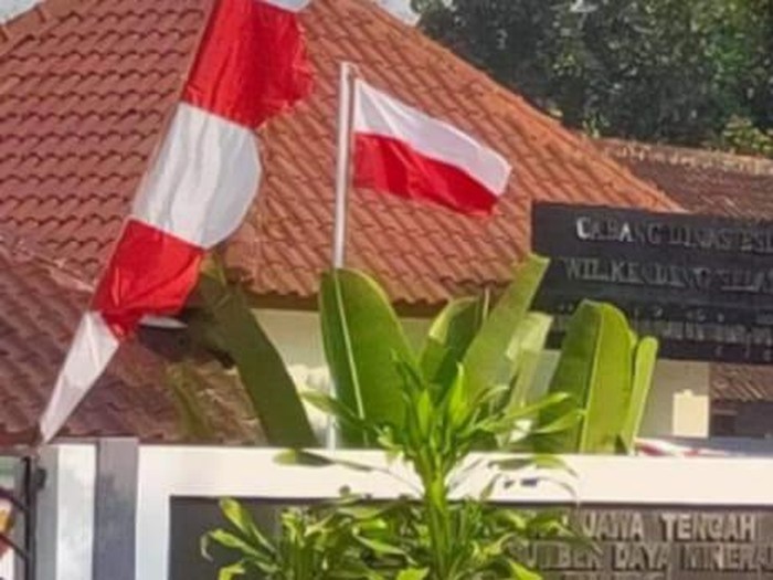 Viral bendera merah putih terbalik di Kantor ESDM Kendeng Selatan, Blora, Jawa Tengah.