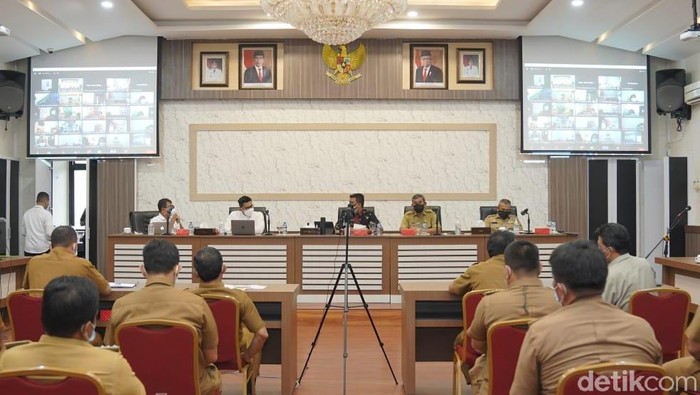 Wali Kota Medan Bobby Nasution Pimpin Rapat