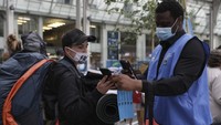 Petugas keamanan memeriksa kartu kesehatan penumpang di stasiun kereta Gare de Lyon di Paris, Senin (9/8/2021). AP Photo/Adrienne Surprenant  