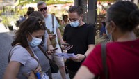 Pemilik restoran dan bar Backstage di distrik teater di Left Bank Paris mengatakan pengecekan itu membuatnya merasa seperti seorang polisi tapi dia tetap mengikuti perintah pemerintah. AP Photo/Daniel Cole  