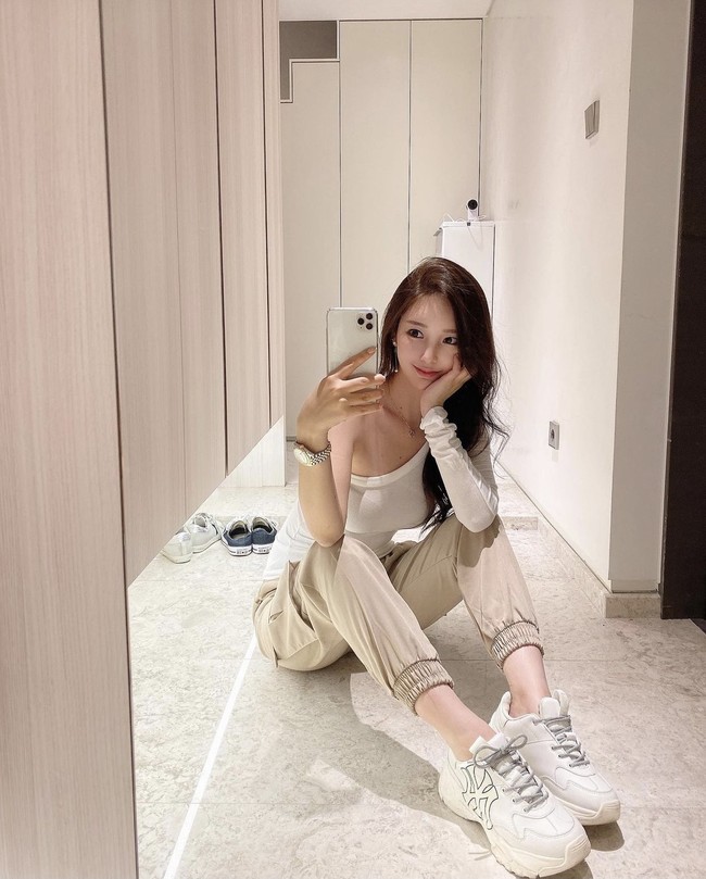 Yaongyi meraih popularitas sebagai penulis webtoon True Beauty, yang diadaptasi menjadi drama Korea. Kecantikannya membuat banyak orang terpana. Tak sedikit pula yang melihat kemiripannya dengan karakter Lim Ju Kyung. Foto: dok Instagram meow91__