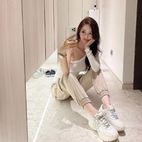 Yaongyi meraih popularitas sebagai penulis webtoon True Beauty, yang diadaptasi menjadi drama Korea. Kecantikannya membuat banyak orang terpana. Tak sedikit pula yang melihat kemiripannya dengan karakter Lim Ju Kyung. Foto: dok Instagram meow91__