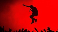 Kanye West dikabarkan pindah tinggal ke stadion. Hal itu dilakukan demi dirinya dapat menyelesaikan album DONDA. Foto: Getty Images/Mark Metcalfe