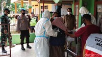 Kapolres Garut AKBP Wirdhanto Hadicaksono mengatakan, tim Program Khusus Layanan Isolasi (Proklamasi) mengevakuasi puluhan warga Garut yang menjalani isolasi mandiri ke pusat isoter.