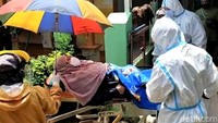 Wirdhanto mengatakan, setidaknya ada sekitar 20 orang warga yang terpaksa dilarikan ke pusat isoter. Mereka yang dibawa adalah warga yang menjalani isolasi mandiri namun terdeteksi memiliki gejala cukup parah. 
