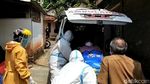 Evakuasi Pasien Corona ke Lokasi Isoman di Garut