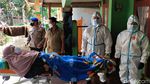 Evakuasi Pasien Corona ke Lokasi Isoman di Garut