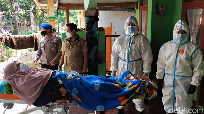 Aksi Tim Proklamasi Jemput Pasien Isoman di Garut Puluhan warga Garut yang terpapar virus Corona dirujuk ke tempat isolasi terpadu. Warga yang tengah isolasi mandiri itu dijemput oleh tim Proklamasi.