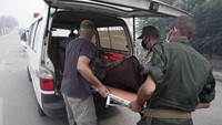 Petugas mengevakuasi korban tewas akibat kebakaran hutan di Aljazair, Afrika Utara.