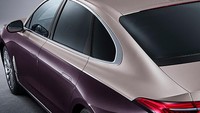 Soal Hongqi H9, mobil sedan mewah berukuran sedang ini diluncurkan pertama kali pada tahun 2020. Kehadiran H9 dikhususkan untuk menyaingi sejumlah model dari merek ternama seperti Audi A6, BMW Series 5, dan Mercedes-Benz E-Class. Mengenai spesifikasinya, Hongqi H9 dibekali dengan mesin empat silinder berkapasitas 2.0 L turbocharged. Sedan mewah ini dapat menghasilkan tenaga hingga 252 horsepower dan torsi puncaknya di angka 380 Nm.