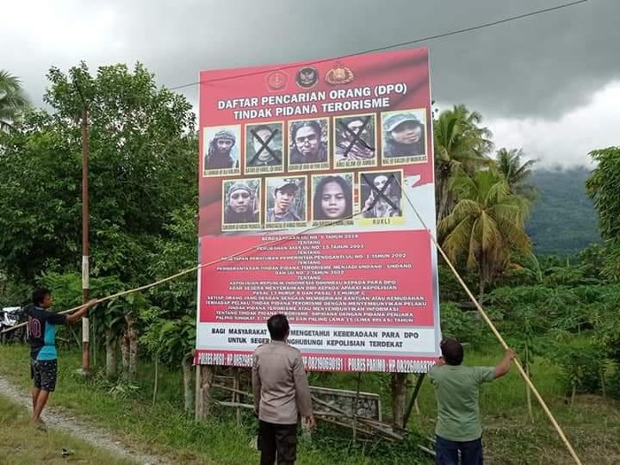 Baliho berisi identitas DPO teroris MIT Poso