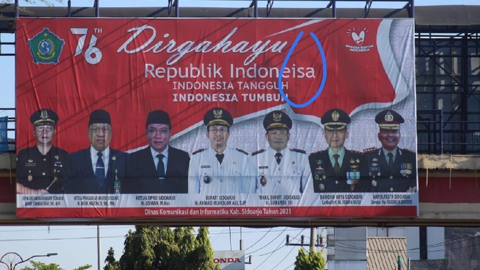 Banner HUT RI di Sidoarjo salah cetak