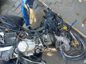 Pemotor Tanpa Identitas Tewas Tertabrak KA Tanpa Palang Pintu di Lamongan