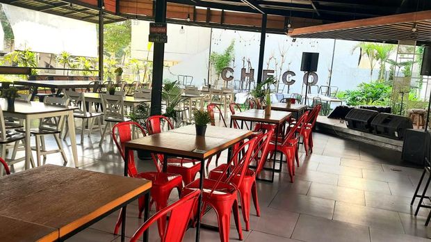 Cafe Checo; Eat&Chill sesuai namanya menyajikan suasana santai serta kulineran.