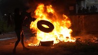 Massa tampak membakar ban. AP Photo/Sakchai Lalit.