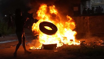 Demo Rusuh di Thailand, Massa Bakar Ban-Truk Polisi