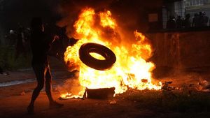 Demo Rusuh di Thailand, Massa Bakar Ban-Truk Polisi
