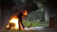 Massa mendesak PM Prayuth Chan-ocha mundur karena dianggap gagal menangani pandemi COVID-19. AP Photo/Sakchai Lalit.