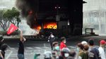 Demo Rusuh di Thailand, Massa Bakar Ban-Truk Polisi