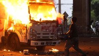 Massa membakar sebuah truk polisi dalam aksi unjuk rasa yang berujung ricuh di Bangkok, Thailand, Rabu (11/8). AP Photo/Sakchai Lalit.