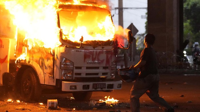 Demo Rusuh di Thailand, Massa Bakar Truk Polisi Demo rusuh kembali terjadi di Bangkok, Thailand. Massa yang menuntut PM Thailand mundur itu membakar sejumlah truk polisi.