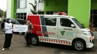Ambulans ini merupakan donasi Danone Indonesia kepada Dompet Dhuafa. Tampak VP General Secretary Danone Indonesia Vera Galuh Sugijanto menyerahkan donasi mobil ambulans jenazah kepada Direktur CSR Dompet Dhuafa Herdiansah. Foto: Dok. Dompet Dhuafa.