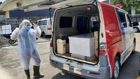 Selain mobil jenazah, diberikaan juga bantuan berupa Alat Pelindung Diri (APD) berupa pakaian hazmat, sepatu boot, face shield dan masker medis, layanan swab gratis, alat bantu gerak, cairan infus, serta paket nutrisi sehat. Dok. Dompet Dhuafa.