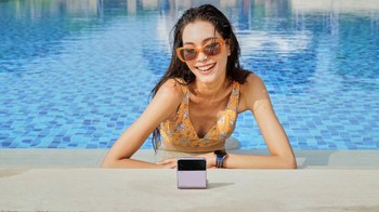 Karena dibuat tahan air, kamu bisa membawa Galaxy Z Flip 3 ke kolam renang. Foto: dok Samsung