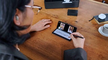 Dengan mode flex, bisa melakukan meeting online sembari membuat catatan dengan S Pen. Foto: Samsung
