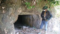 Traveler yang mau masuk gua harus merunduk. Dengan mulut gua yang sangat pendek, di dalam gua cukup gelap. Gua ini diperkirakan ada sejak 1942. (Dian Utoro Aji/detikTravel)