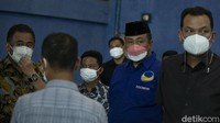 Wakil Ketua DPR RI Rachmat Gobel, Anggota DPR RI Martin Manurung dan sejumlah kader meninjau jalannya vaksinasi di GOR Kalideres. Antusias yang tinggi dari masyarakat membuat sentra vaksin di lokasi ini tak pernah sepi setiap harinya.