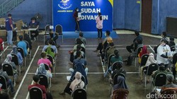 Sejumlah warga mendatangi GOR Kalideres, Jakarta Barat, Rabu (11/8/2021). Memanfaatkan hari libur nasional warga berbondong-bondong mendatangi sentra vaksinasi.