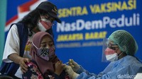 Warga berbondong-bondong mendatangi sentra vaksinasi terlebih di hari libur ini. Sebelumnya Pemerintah Pusat memberi target sebanyak 7,5 juta vaksinasi yang telah dirampungkan oleh Pemprov DKI.
