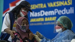 Sejumlah warga mendatangi GOR Kalideres, Jakarta Barat, Rabu (11/8/2021). Memanfaatkan hari libur nasional warga berbondong-bondong mendatangi sentra vaksinasi.