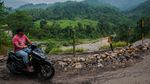 Tolong... Jalan di Desa Lebak Ini Rawan Longsor!
