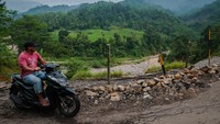 Hingga kini, warga yang tinggal di perbukitan dan wilayah pegunungan itu hanya bisa menanti pemerintah daerah untuk menanggulangi bencana yang kerap terjadi, termasuk longsor ini.
