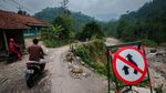 Tolong... Jalan di Desa Lebak Ini Rawan Longsor!