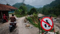 Badan Penanggulangan Bencana Daerah (BPBD) Kabupaten Lebak mengimbau masyarakat yang tinggal di perbukitan dan pegunungan mewaspadai bencana longsor yang diakibatkan curah hujan tinggi.